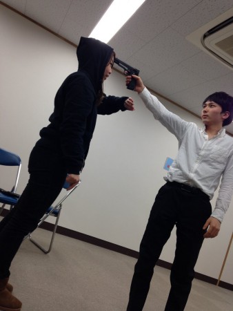 香奈　晃太郎　拳銃でのアクション